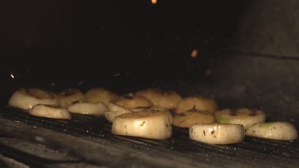 Σκόνη και στάχτη από άνθρακα, κρεμμύδι είναι τηγανητό στο Μπάρμπεκιου Γκριλ σε πέτρινο φούρνο στο εστιατόριο στο slowmo, μαγειρεύετε πατάτες κομμένα κρεμμύδια μέσα σε φούρνο τούβλου τοιχοποιίας κάρβουνα σε αργή κίνηση στην κουζίνα καφέ — Αρχείο Βίντεο