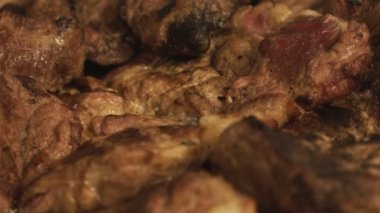 Barbekü barbekü ızgara üzerinde kızarmış veya kavrulmuş et parçalarını kapat