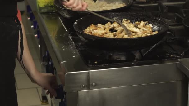 Aşçı adet tavuk fileto et kızartma tavası veya restoran mutfak gaz sobası ağır çekimde üzerinde tavada kızartma — Stok video