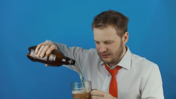 Zarośnięty nieostrożny biznesmen jak alkoholik wylewa piwo do ale kubek i napoje lub lagger — Wideo stockowe