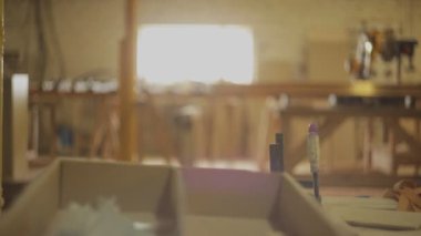 F-kelepçeler araçları, kelepçeler veya hız kelepçeler ahşap işleme için bar mobilya atölyesinde olduğunu