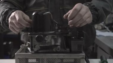 Tamirci bir otomobil otomatik şanzıman Dsg7, vites, hydroaccumulator sökülmesi yapar