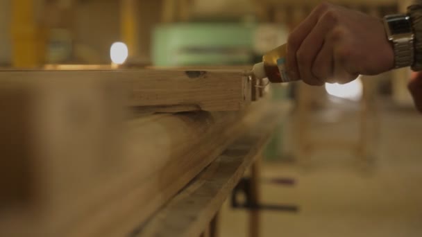 Maestro pega un producto de madera en el taller de muebles — Vídeos de Stock