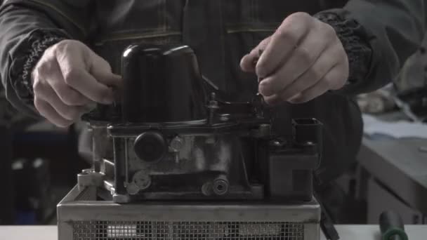 El mecánico hace el desmontaje de un automóvil transmisión automática DSG7, cambio de marchas, hidroacumulador — Vídeo de stock