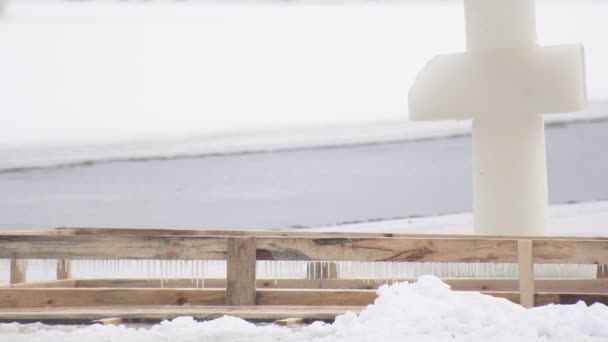 Préparation spéciale bain pour se baigner sur la fête du baptême un jour givré, hiver, ralenti, copie sapce — Video