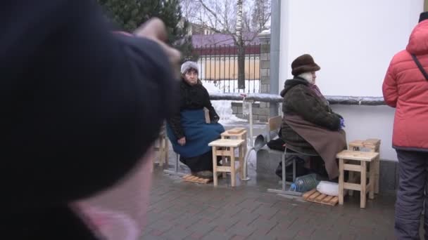 BOBRUISK, BELARUS - 19 de enero de 2019: Celebración del bautismo en la iglesia, la gente reúne agua bendita en el templo, la tradición, la cámara lenta — Vídeos de Stock