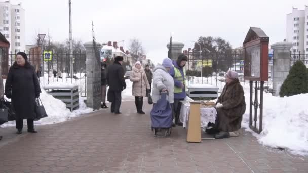 Bobruisk, Bělorusko - 19. ledna 2019: Oslava křest v kostele, lidé shromažďují svěcenou vodu v chrámu, tradice, pomalý pohyb — Stock video