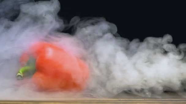 赤ピーマンまたはトウガラシによって吹き飛ばさ、黒煙や slowmo、コピー領域の側から蒸気 — ストック動画