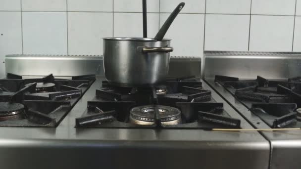 Nehygienické podmínky mastný dirty plyn sporák v kuchyni restaurace nebo kavárna, tlakový hrnec z nerezové oceli — Stock video