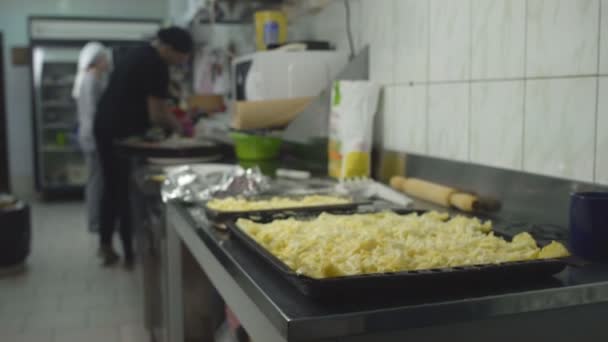 Restaurante cocina donde la preparación de varios platos, fondo, 4K — Vídeos de Stock