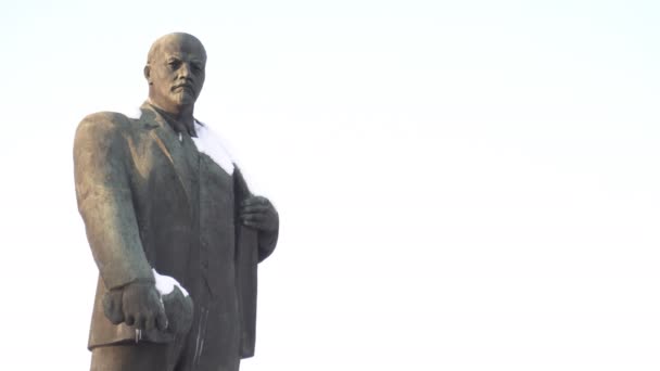 Vinter-monumentet till Vladimir Lenin mot himlen, kommunism, kopia utrymme, 4 k, staty — Stockvideo