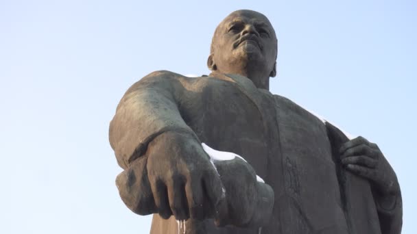 Vinter monument av Vladimir Lenin mot himlen, kommunism — Stockvideo