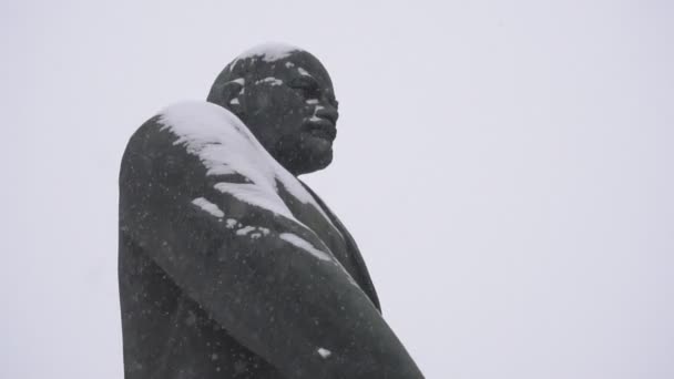 Политический памятник Владимиру Ленину зимой против неба, копия космоса, медленное время, история — стоковое видео