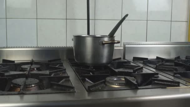Fogão a gás oleoso e sujo na cozinha no restaurante catering, anti-higiênico, lento — Vídeo de Stock