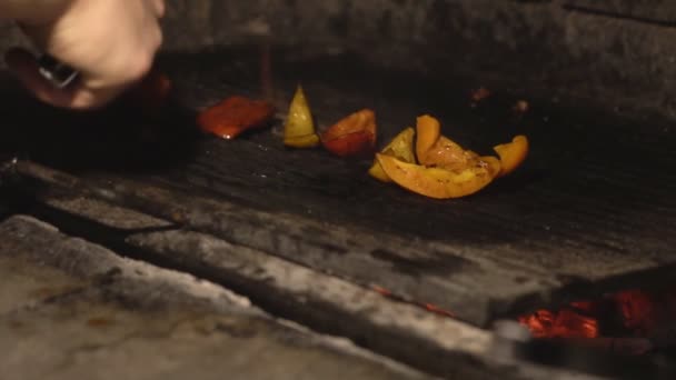 Asar verduras en vinagre en el horno para barbacoa, pimientos rojos y amarillos en el horno, cámara lenta, vegetariano, parrilla — Vídeos de Stock