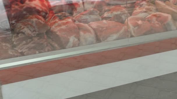 Куски мяса свинины или говядины на прилавке магазина или в магазине — стоковое видео