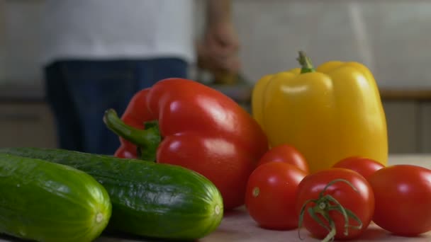 Κιτ ή σετ από φυσικά φρέσκα λαχανικά βρίσκονται στο τραπέζι στο σπίτι κουζίνα σε αργή κίνηση — Αρχείο Βίντεο