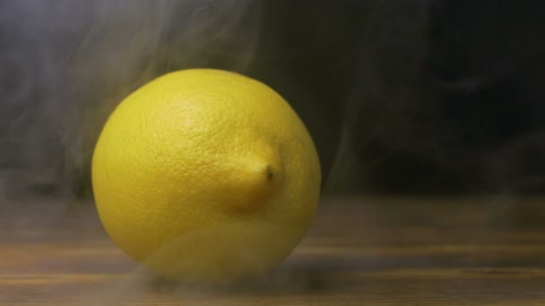 Farm mogen citron är på bordet i kall, ånga från frost i slow motion, närbild — Stockvideo