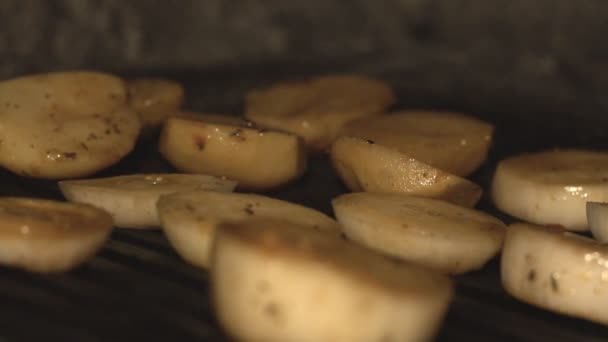 Detailní záběr cibule jsou smažené na grilu v cihlové peci nad uhlíky v restauraci v slowmo, vařit hranolky Vyjmout cibule uvnitř kamenné peci nad uhlí v pomalém pohybu v kuchyni kavárny — Stock video