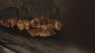 Bir tabak bile delip ve küpleri et fırında Barbekü Izgara restoranda yavaş çekimde kömürlerin üzerinde ızgara. Domuz sığır eti parçaları, kafeler mutfağında tavuk fileto kişiler üzerine barbekü ızgara.