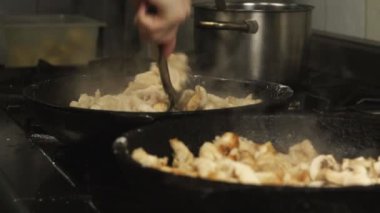 Tavuk fileto et parçalarını kızartılmış veya bir tava veya restoran mutfak gaz sobası ağır çekimde üzerinde tavada pişirilir. Kafede patates et yemek pişirmek