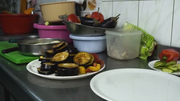 スライスした野菜や食品は、キッチンのレストラン、料理人職場 — ストック動画