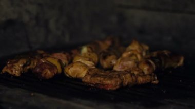 Domuz eti veya sığır eti ve tavuk fileto pişer Barbekü Izgara fırında slowmo restoranda kömürlerin üzerinde. Geleneksel yerel yemeğiniyiyormuşsun Şaşlık veya şiş kebap Barbekü kafeler mutfakta üzerinde kızarmış