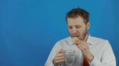sonra parti, içki veya çılgınlığı, kırmızı kravat, mavi arka plan chromakey üzerinde çekim studio ile beyaz erkek giyen beyaz gömlek tıraşsız sakallı ve dikkatsiz iş adamı