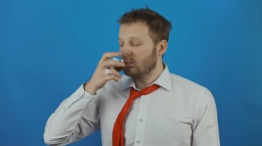 dikkatsiz adam alkol içecekler ve hasta olur veya refleks kusma, mide bulandırıcı hissediyorum,