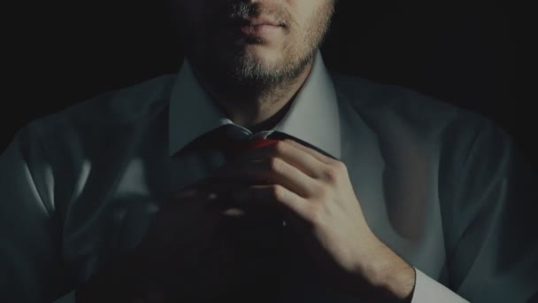 Концепція бородатий чоловік фліртує язиком і губами, еротичний натяк на сексуальні відносини, шанс отримати СНІД — стокове відео