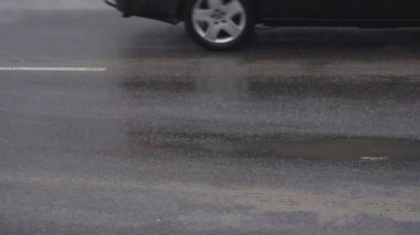 Otomobil sürücüsü reaktifler, yavaş hareket ile kirli ve ıslak asfalt üzerinde