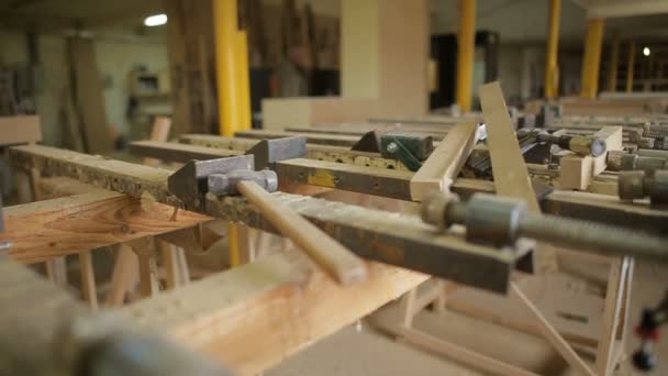 Martelo e ferramentas de trabalho para o processamento de produtos de madeira na oficina de móveis — Vídeo de Stock