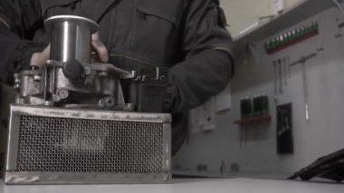 Akü yerine, defect için bir otomatik vites Dsg 7 sökmeye araba tamircisi