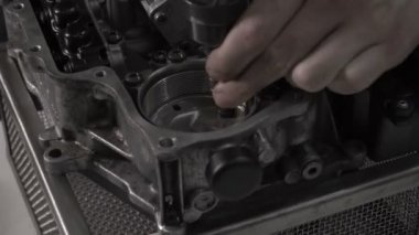 Otomotiv modern otomatik şanzıman Dsg7, yakın çekim, hydroaccumulator sökülmesi