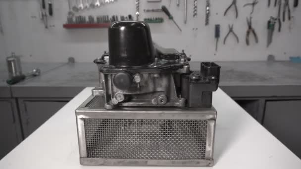 Автоматическая коробка передач DSG7 в цехе перед разборкой, гидромеханическая — стоковое видео