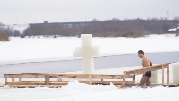 Τον προορισμό Bobruisk, Λευκορωσία - 19 Ιανουαρίου, 2019: Διακοπές βάπτισμα άνδρες και τα κορίτσια κολυμπά σε μια τρύπα πάγο το χειμώνα, αργή κίνηση — Αρχείο Βίντεο