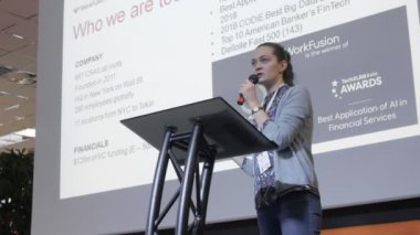 Kadın konuşmacı robotik işlem otomasyonu, yazılım 1.0, iş süreçleri, yapay zeka ve insan arasındaki teknoloji optimizasyonu, otomatik eğitim robotları uygulaması Minsk, Belarus - 24 Kasım 2018