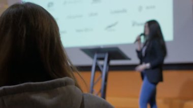 kız öğrenci konferans veya konferans Minsk sırasında öğretmen performansını dinler, Beyaz Rusya - 24 Kasım 2018