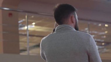 erkek yönetici konferans veya iş dersi Minsk, Beyaz Rusya sırasında bir şey söyler - 24 Kasım 2018