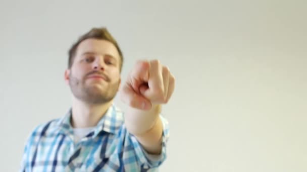 Manliga mode kaukasiska man dansa framför kameran och visar sitt finger till kameran på en vit bakgrund, närbild, sopran — Stockvideo