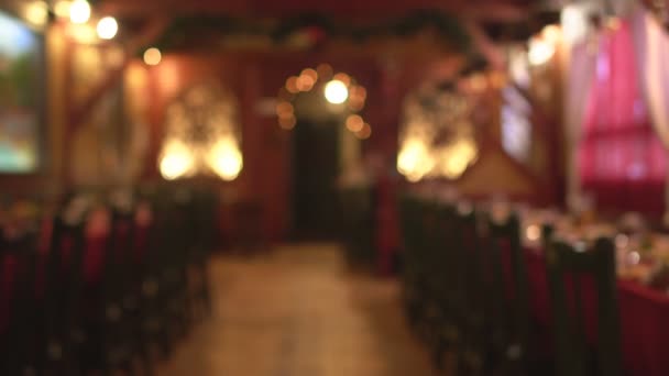 Ресторанный зал со столами и стульями и фонариками, размытость, копировальное пространство, 4K, дефокусировка — стоковое видео