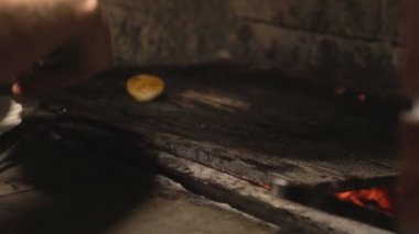Sebze, yavaş yemek yanıyor, fırında kızartma için ızgara soğan turşusu şef aşçılar