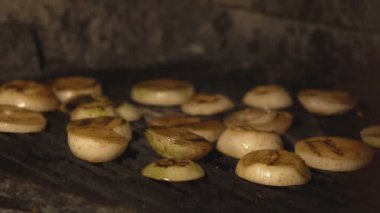 kavrulmuş soğan turşusu ızgara, fırında pişmiş soğan, arka plan, yavaş mo