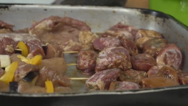 Carne cruda marinada con verduras para freír en la barbacoa, cocinar carne, cámara lenta — Vídeo de stock