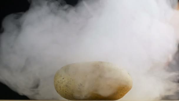 Couteau coupe une pomme de terre rousse en deux en fumée et au ralenti — Video