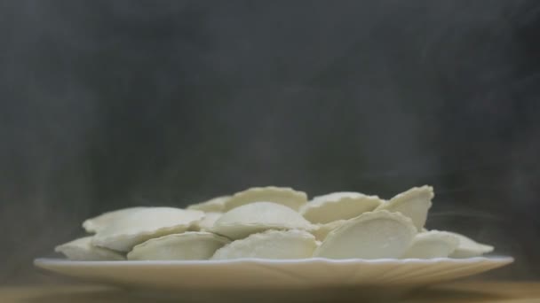 Goede Halfafgewerkte Van Rauwe Ongekookte Pelmeni Vlees Dumplings Middenniveau Vóór — Stockvideo