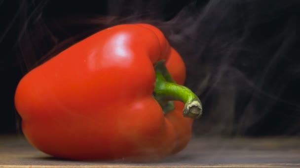 Сладкий красный перец колокольчика или capsicum на столе в холоде, пар от мороза в замедленной съемке, плащ до — стоковое видео