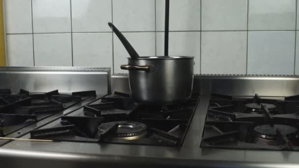 O potenciômetro de estoque de aço inoxidável está em um fogão sujo gorduroso do gás no restaurante ou no café da cozinha, condições insalubres — Vídeo de Stock