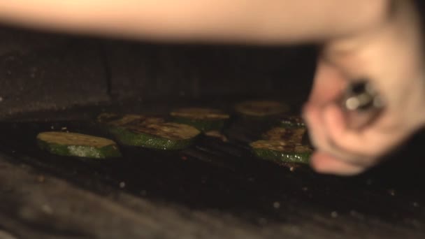 Kokken pommes frites skære courgette eller courgette på grill grill eller inde ovn over kul i restaurant i slowmo, cafeer køkken – Stock-video