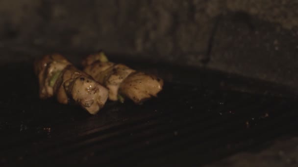 Schweine- und Rindfleischstücke sowie Hühnerfilet werden im Restaurant in Zeitlupe auf dem Grill im Ofen über Kohlen gekocht. Schaschlik oder Dönerspieß wird in der Caféküche auf dem Grill gebraten — Stockvideo